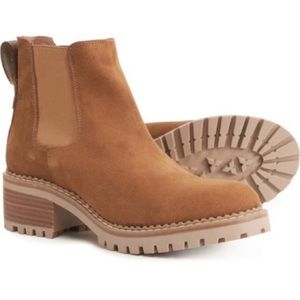 Bertuchi Womens Suede Lug Sole
Chelsea Booties! Size 7.5